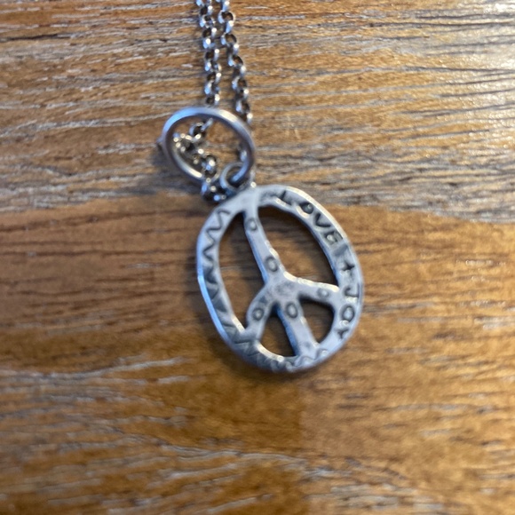 Jes MaHarry silver peace sign necklace - Picture 2 of 3